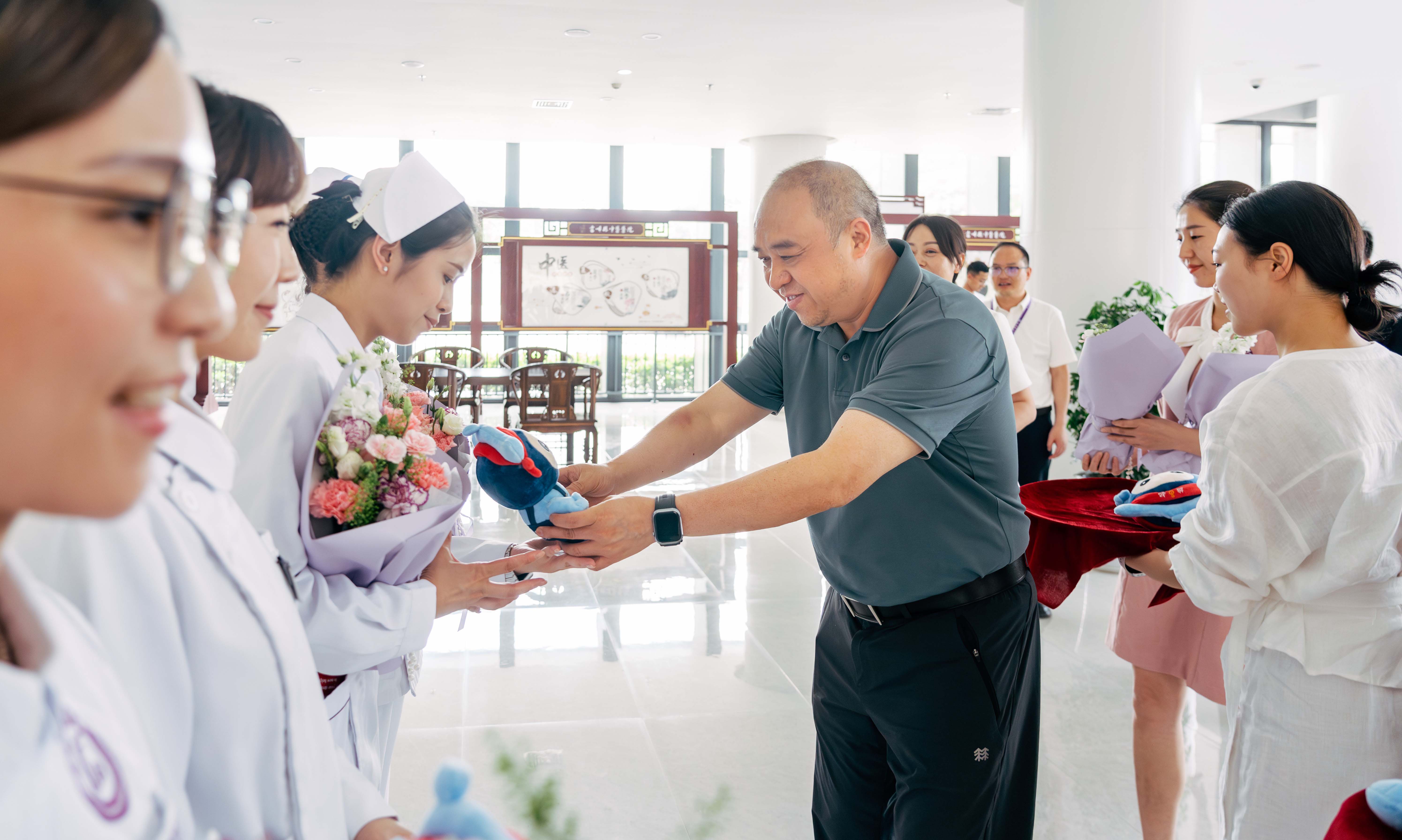 情暖护士节！县委副书记、县长曾柯慰问我院护理工作者